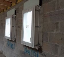 Pose des fenêtres et des portes, entrée et garage. La mise hors d'eau de la maison a été rapide. La volige et les charpentes n'ont pas vu l'eau, c'est un très bon point pour préserver les traitements. Tout se passe très bien.