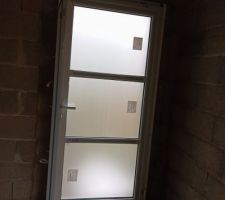 Pose des fenêtres et des portes, entrée et garage. La mise hors d'eau de la maison a été rapide. La volige et les charpentes n'ont pas vu l'eau, c'est un très bon point pour préserver les traitements. Tout se passe très bien.