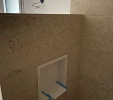 Carrelage travertin salle de bain et niche intégrée