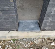 Pierres bleues pos&eacute;es sur la fa&ccedil;ade avant