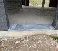 Pierres bleues pos&eacute;es sur la fa&ccedil;ade avant