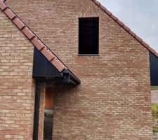 Pierres bleues pos&eacute;es sur le pignon