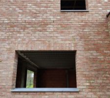 Pignon avec pierres bleues