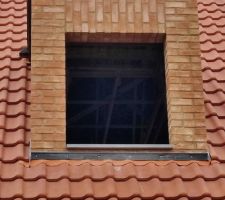 La lucarne ne respecte pas les plans sign&eacute;s (trop &eacute;paisse sur la partie sup&eacute;rieure)