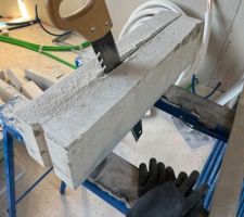Reprise des bêtises des maçons en plaçant des blocs syporex sous les seuils des fenêtres en guise d'appuis de fenêtre