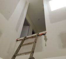 En attente de Lapeyre pour l'escalier colimaçon. 
La trémie fait 150x150 comme préconisé sur la notice de l'escalier commandé mais Lapeyre nous dit qu'il y a un problème sans nous dire quoi exactement...