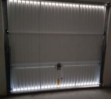 Porte de garage vue de l'intérieur. on voit bien la lumière de dehors