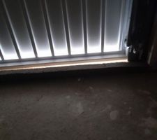 Porte de garage vue de l'intérieur. on voit bien l'espace en bas à droite