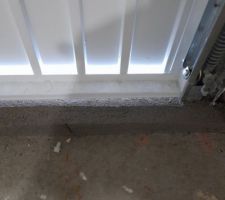 Porte de garage vue de l'intérieur. on voit bien l'espace en bas à droite
