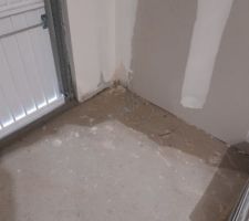 Porte de garage vue de l'intérieur. l'eau rentre depuis le seuil
