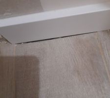 Dans l'entrée, carrelage mal coupé, manque de joint
