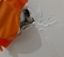 On sent l'air passé le joint n'est pas fait. C'est le tuyau d'évacuation pour le lave main. Ça donne sur le mur extérieur de la maison.
