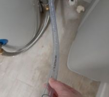 Le tuyau qui est d'un côté raccordé au chauffe eau et de l'autre il est dans le vide...en plus le chauffe eau fait un drôle de bruit.