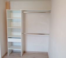 Placard ouvert dans la chambre d'amis