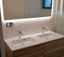 Meuble de salle de bain de la chambre parentale