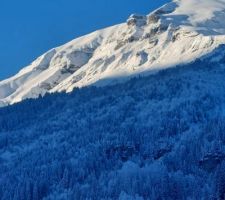 Levé du soleil sur la montagne enneigée