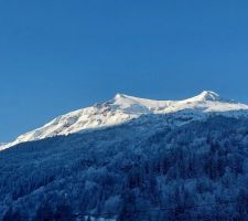 Levé du soleil sur la montagne enneigée