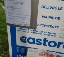Affichage du Panneau d'Accord de Permis de construire vu de près avec l'arrêté + le journal en date du 13/01/2025.