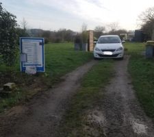 Affichage du Panneau d'Accord de Permis de construire vu de l'accès.