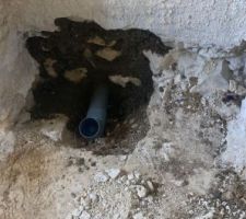 Réalisation du tuyau d?évacuation salle de bain et WC par les maçons