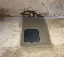 Réalisation du tuyau d?évacuation salle de bain et WC par les maçons : ici trappe de visite extérieur