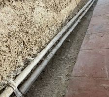 Le bord du mur est à finir avec les tomettes