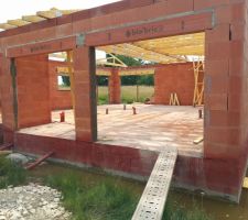 Élévation des murs terminée , début pose charpente