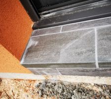Seuil porte fenêtre carrelé / débord à gauche