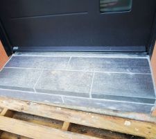 Seuil porte entr&eacute;e. D&eacute;bordant d'1cm &agrave; gauche et pas &agrave; droite. Comme les autres seuils. "On fait pas de l'orf&egrave;vrerie!"... M'enfin!