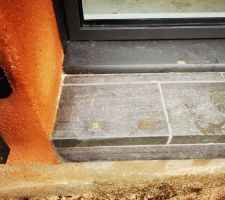 Seuil emp&ecirc;chant la fermeture du volet battant