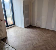 Pose du parquet en attend dans l'une des chambres
