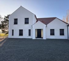 Maison avec porte repeinte à la bonne teinte