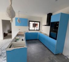 Cuisine pos&eacute;e &agrave; l'exception du plan de travail