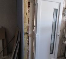 Pose de la porte d'entrée