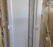 Pose de la porte d'entrée