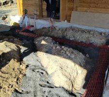 Remblaiement et grillage avertisseur pour le carport - CC-BY-NC-SA