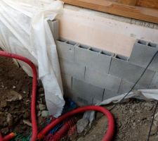 D&eacute;montage des hourdis et de l'ITE pour les nouveaux trous dus aux carottages - CC-BY-NC-SA