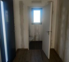 Entr&eacute;e - (toilettes invit&eacute;s)