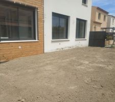 Façade sud avec le jardin (il y aura un grande terrasse un jour)