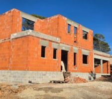 Janvier 2025, charpente posée, couverture posée, notre conducteur de travaux MP est super, il suit et fait bien avancer le chantier.