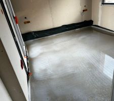 Coulage de la chape fluide à base ciment