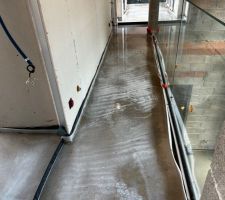 Coulage de la chape fluide à base ciment