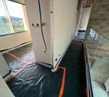 Préparation au coulage de la chape fluide base ciment après coulage de la chape de ravoirage