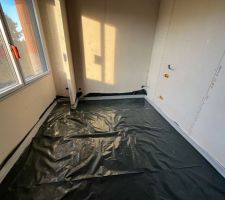 Préparation au coulage de la chape fluide base ciment après coulage de la chape de ravoirage