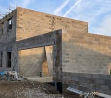 Vue depuis l'all&eacute;e (entr&eacute;e du terrain)