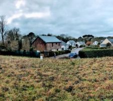 Cadrage depuis le point nord/ouest du terrain, point le plus haut, secteur parking et accroche de la maison.