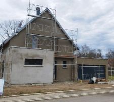 Les enduits de la façade sont en cours