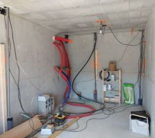 Installation provisoire, arrivée d'eau et d'électricité, tableaux des pompes et toilettes - CC-BY-NC-SA