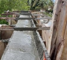 Coulage de l'acrotère. 3 m3 de béton sur 20cm de large et 1m15 de haut.