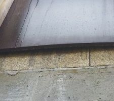 Ça pousse ! Le coffrage de l'acrotère ne plaque plus sur le mur, il s'est déplacé d'un bon centimètre !